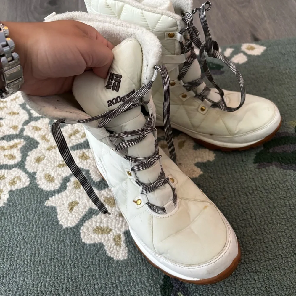 Columbia Women's white omniheat snow boots